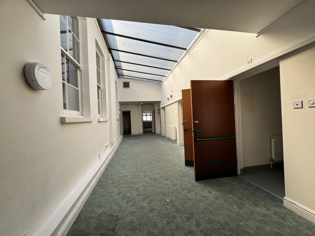 Lot: 110 - TWO PERIOD BUILDINGS IN NEED OF RENOVATION - Communal area